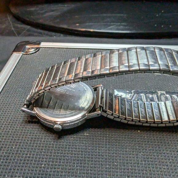 Timex Indiglo light-up watch dial Silver-tone 35 millimeter Water resistant - Picture 5 of 5